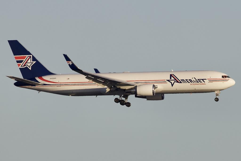 Photo of aircraft N432AX operated by Omni Air International