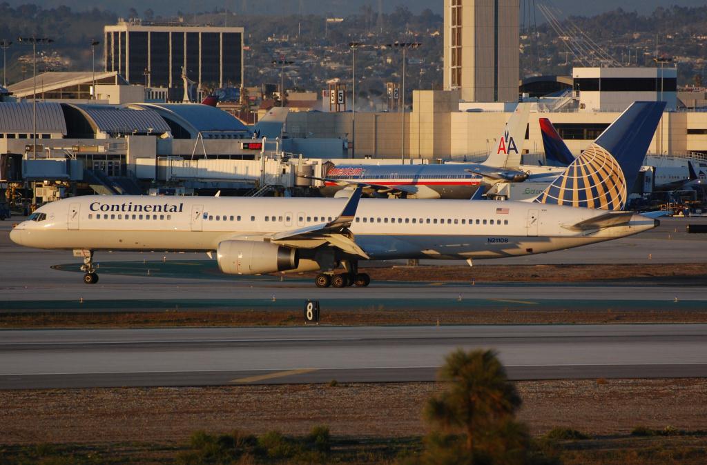 Photo of aircraft N21108 operated by Continental Air Lines