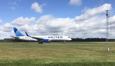 Photo of aircraft N21108 operated by United Airlines