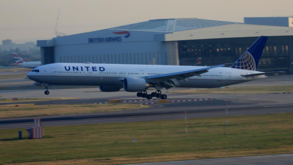 Photo of aircraft N2747U operated by United Airlines