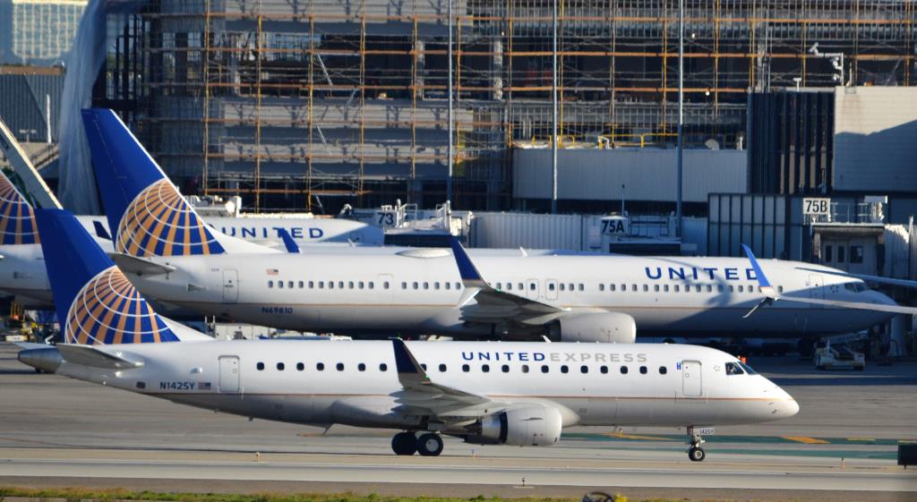 Photo of aircraft N142SY operated by United Express