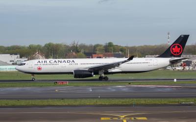 Photo of aircraft C-GHKC operated by Air Canada