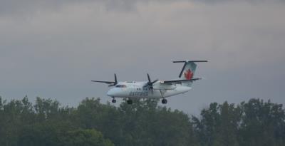 Photo of aircraft C-FGRM operated by Air Canada Express