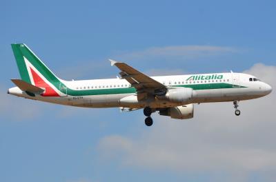 Photo of aircraft EI-DTH operated by Alitalia