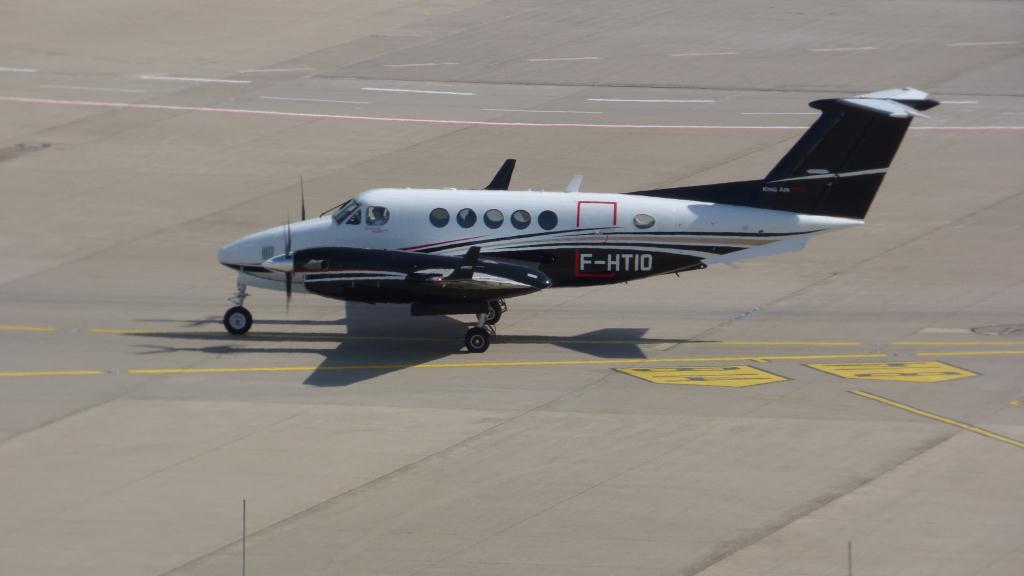 Photo of aircraft F-HTIO operated by Vallair
