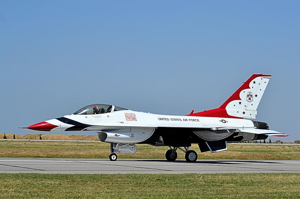 Photo of aircraft 92-3881 operated by United States Air Force