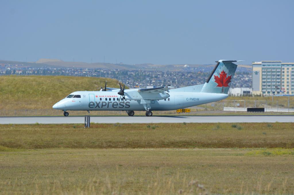 Photo of aircraft C-FMDW operated by Air Canada Express