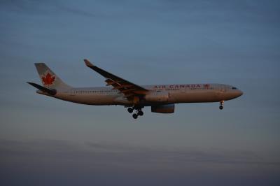 Photo of aircraft C-GHKX operated by Air Canada
