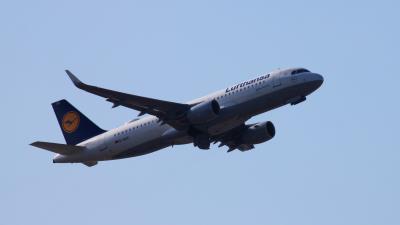 Image of aircraft registration D-AIUE - A A320-214(WL) operated by Lufthansa