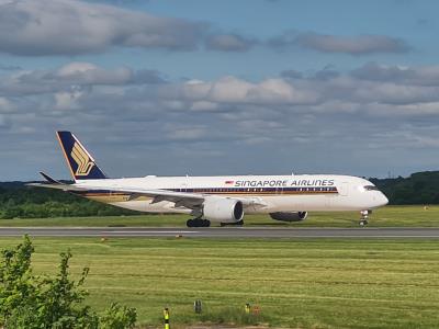 Photo of aircraft 9V-SMD operated by Singapore Airlines