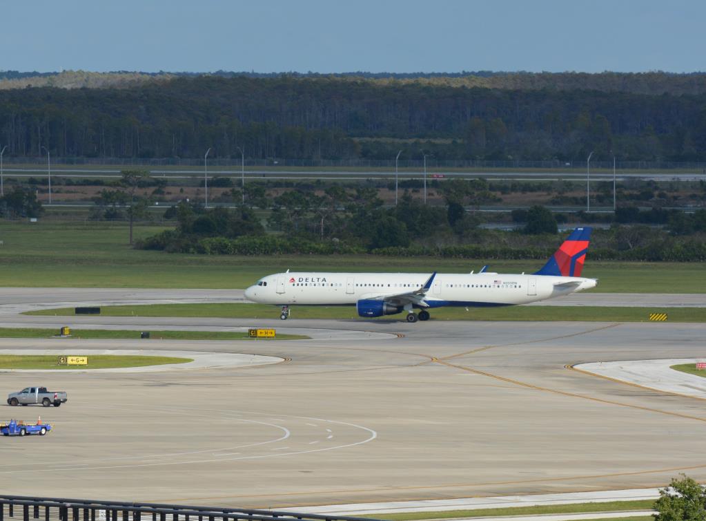 Photo of aircraft N355DN operated by Delta Air Lines