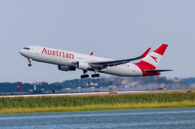 Photo of aircraft OE-LAY operated by Austrian Airlines