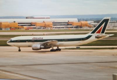 Photo of aircraft I-BUSF operated by Alitalia