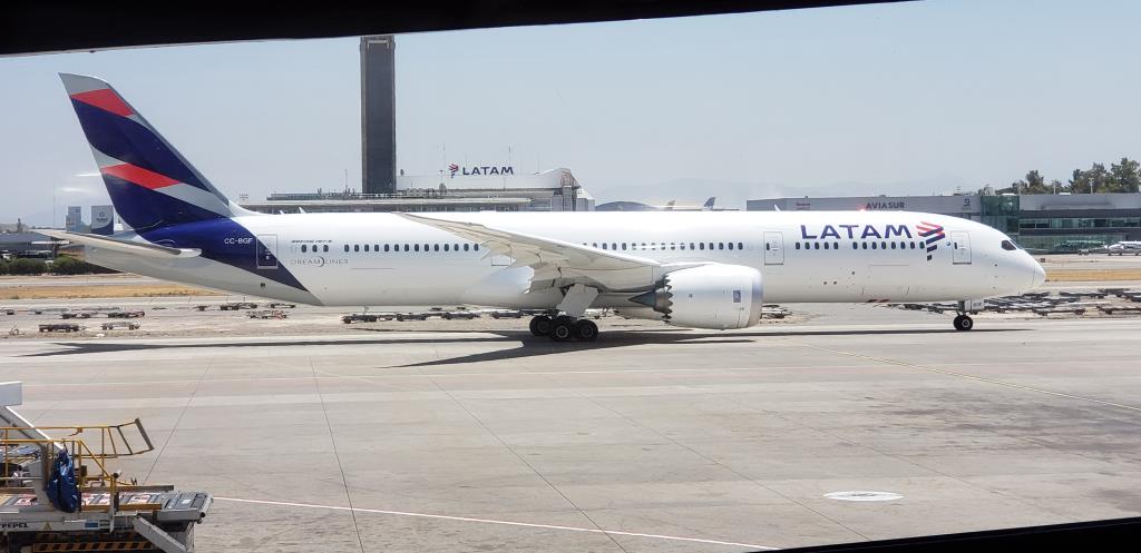 Photo of aircraft CC-BGF operated by LATAM Airlines Chile