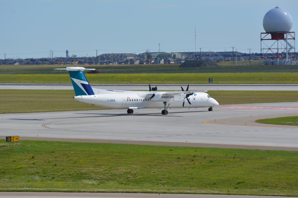 Photo of aircraft C-GDEW operated by WestJet Encore