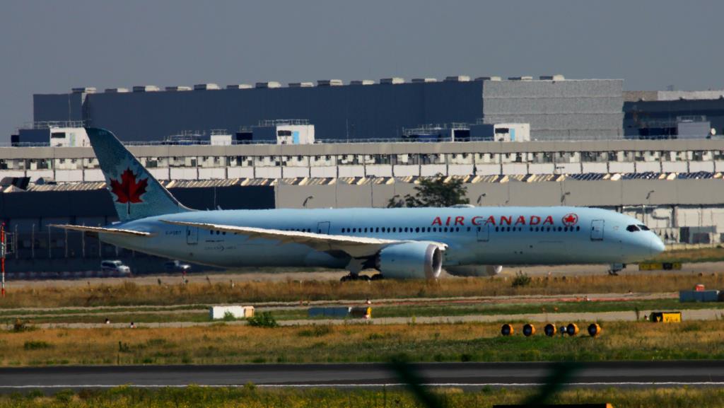 Photo of aircraft C-FGDT operated by Air Canada