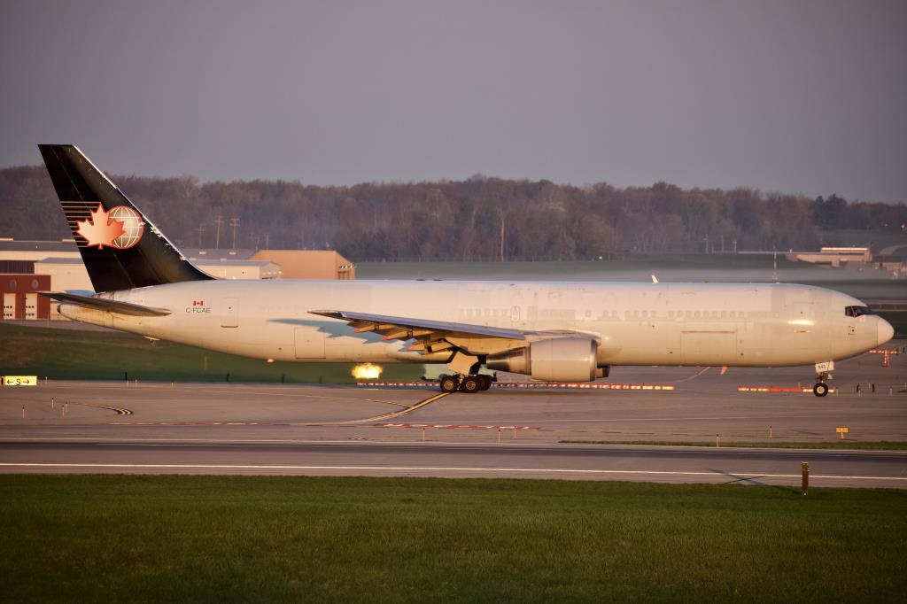 Photo of aircraft C-FCAE operated by Cargojet Airways