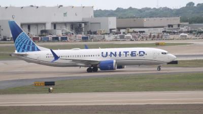 Photo of aircraft N27270 operated by United Airlines