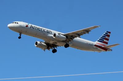 Photo of aircraft N537UW operated by American Airlines