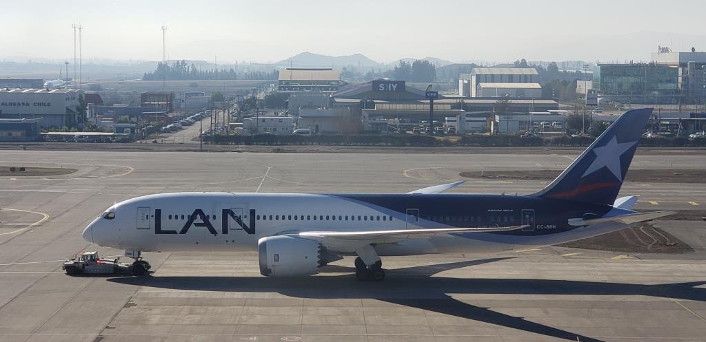 Photo of aircraft CC-BBH operated by LATAM Airlines Chile