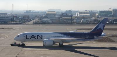 Photo of aircraft CC-BBH operated by LATAM Airlines Chile