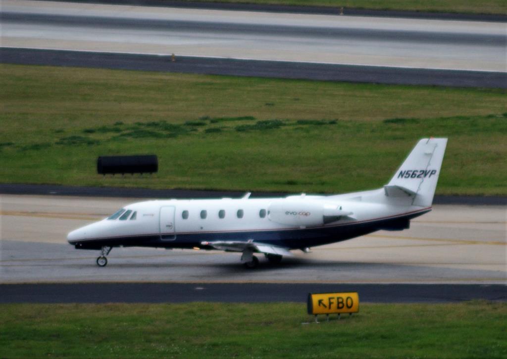 Photo of aircraft N562VP operated by SR Equipment Leasing LLC