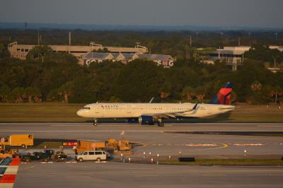 Photo of aircraft N328DN operated by Delta Air Lines