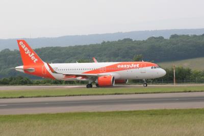 Photo of aircraft G-UZHW operated by easyJet
