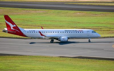 Photo of aircraft VH-UZF operated by QantasLink