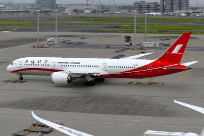 Photo of aircraft B-1113 operated by Shanghai Airlines