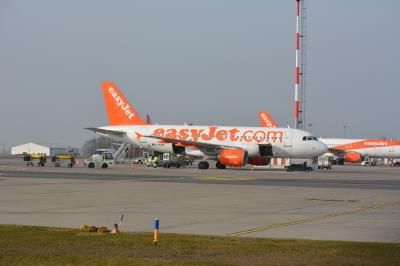 Photo of aircraft G-EZIP operated by easyJet