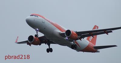 Image of aircraft registration G-EZRX - A A320-214(WL) operated by easyJet