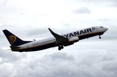 Photo of aircraft EI-DHZ operated by Ryanair