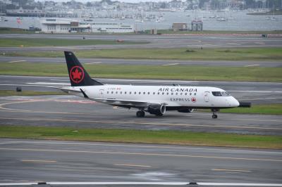 Photo of aircraft C-FEKI operated by Air Canada Express