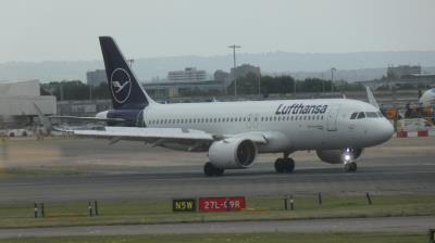 Photo of aircraft D-AINV operated by Lufthansa