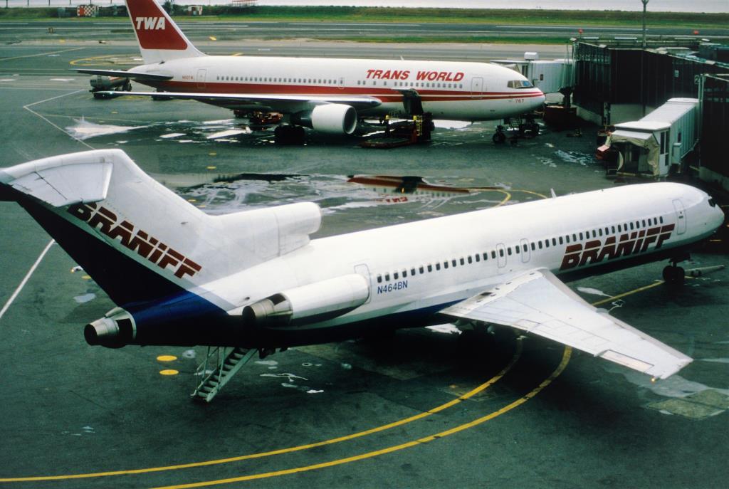 Photo of aircraft N464BN operated by Braniff International Airways