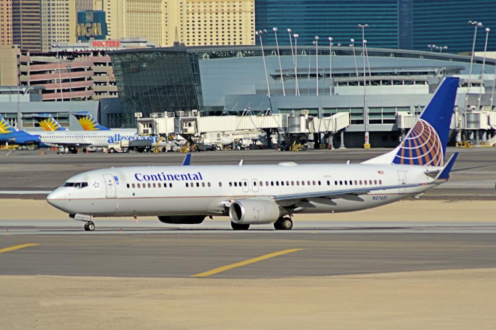 Photo of aircraft N27421 operated by Continental Air Lines
