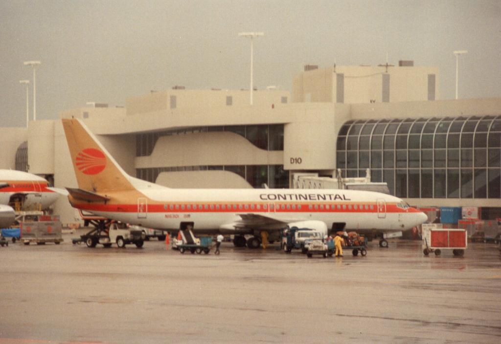 Photo of aircraft N16301 operated by Continental Air Lines