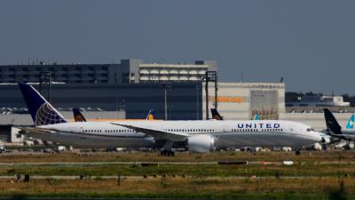 Photo of aircraft N16008 operated by United Airlines