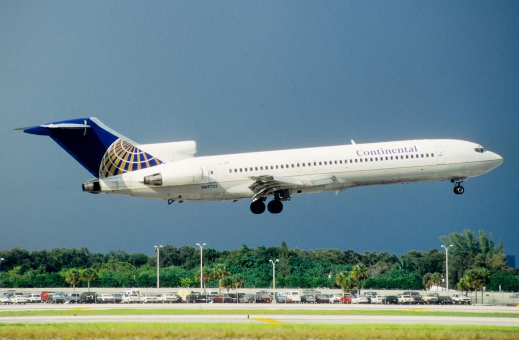 Photo of aircraft N69735 operated by Continental Air Lines