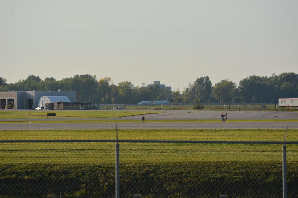 Photo of aircraft C-GLTA operated by Air Canada Express