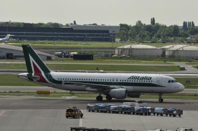 Image of aircraft registration EI-DTO - A A320-216 operated by Alitalia