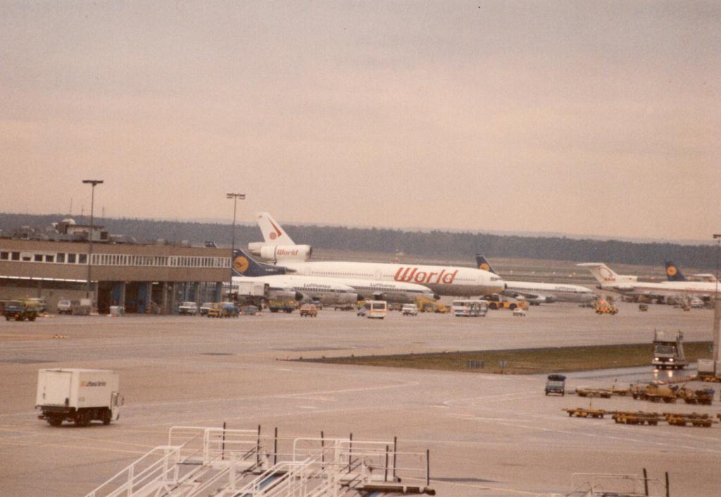 Photo of aircraft N102UA operated by World Airways