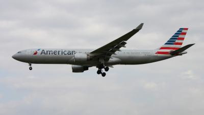 Photo of aircraft N270AY operated by American Airlines