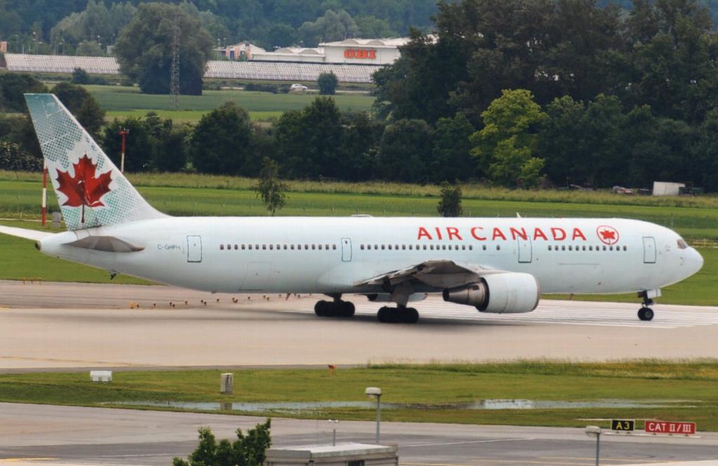 Photo of aircraft C-GHPH operated by Air Canada