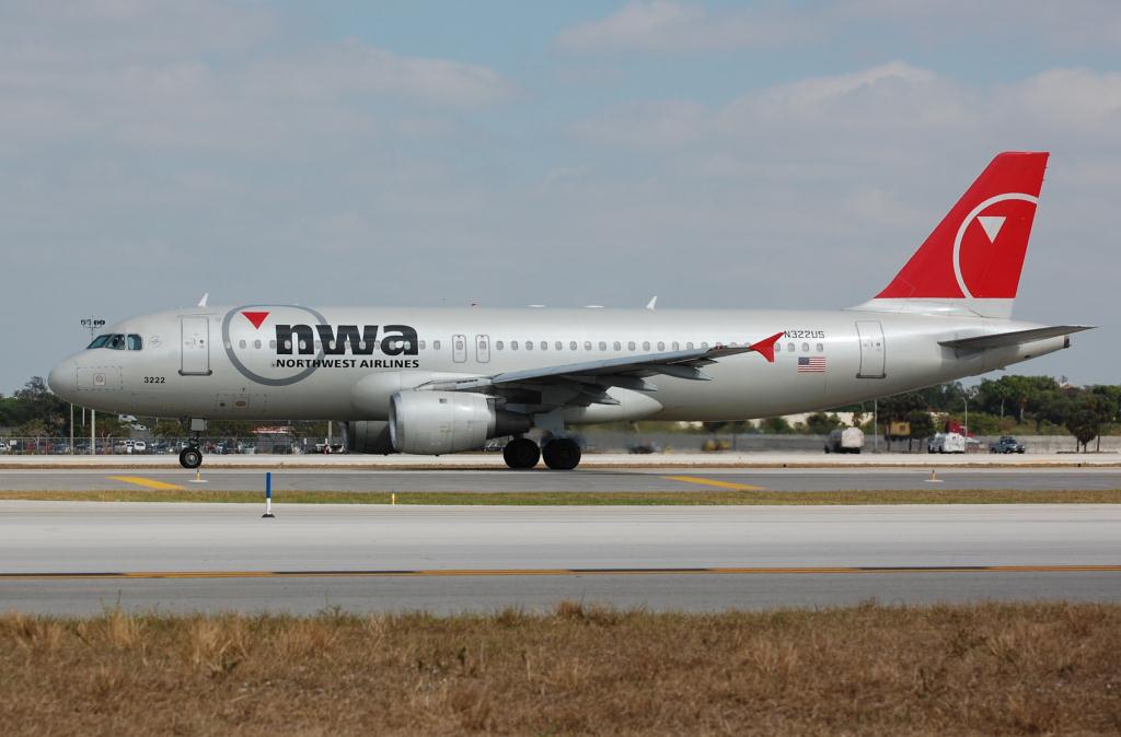 Photo of aircraft N322US operated by Northwest Airlines