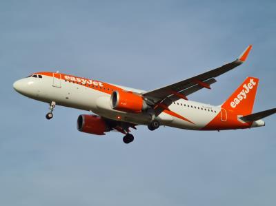 Photo of aircraft G-UZHT operated by easyJet