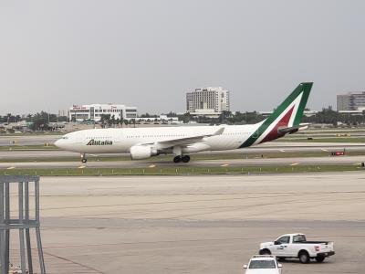 Image of aircraft registration EI-DIP - A A330-202 operated by Alitalia