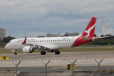 Photo of aircraft VH-UZH operated by QantasLink