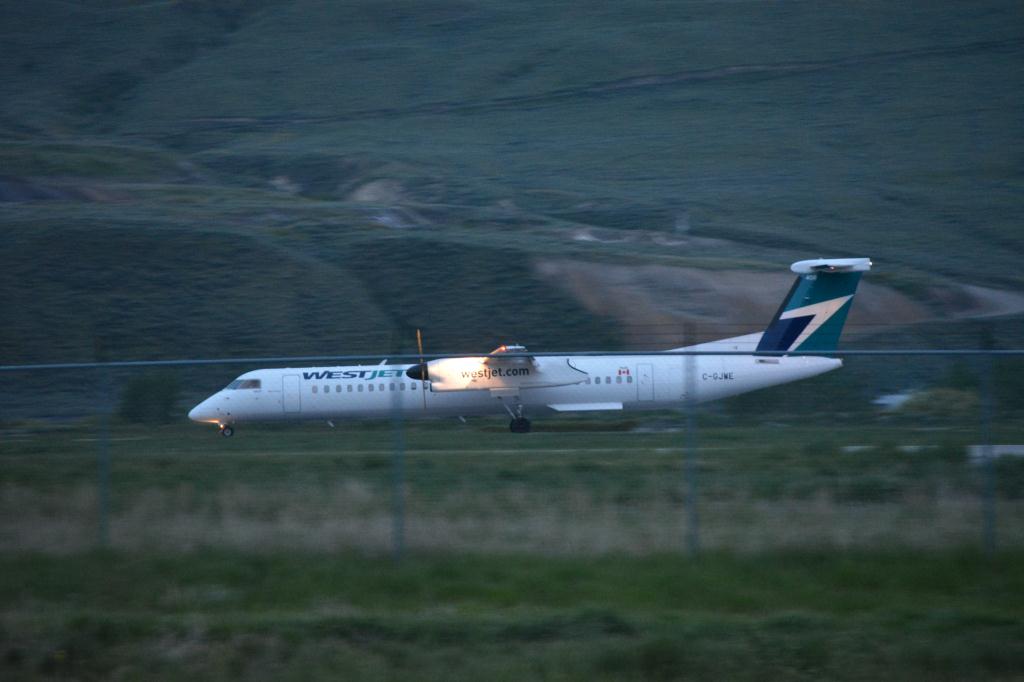 Photo of aircraft C-GJWE operated by WestJet Encore